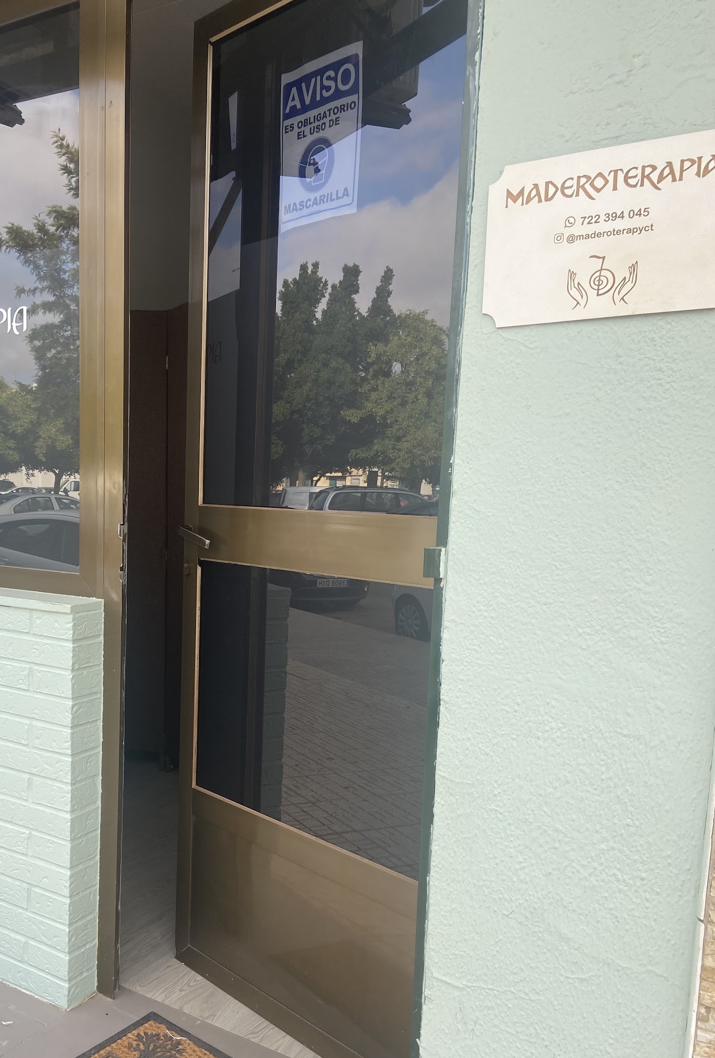 Entrada del centro con la placa de Maderoterapia