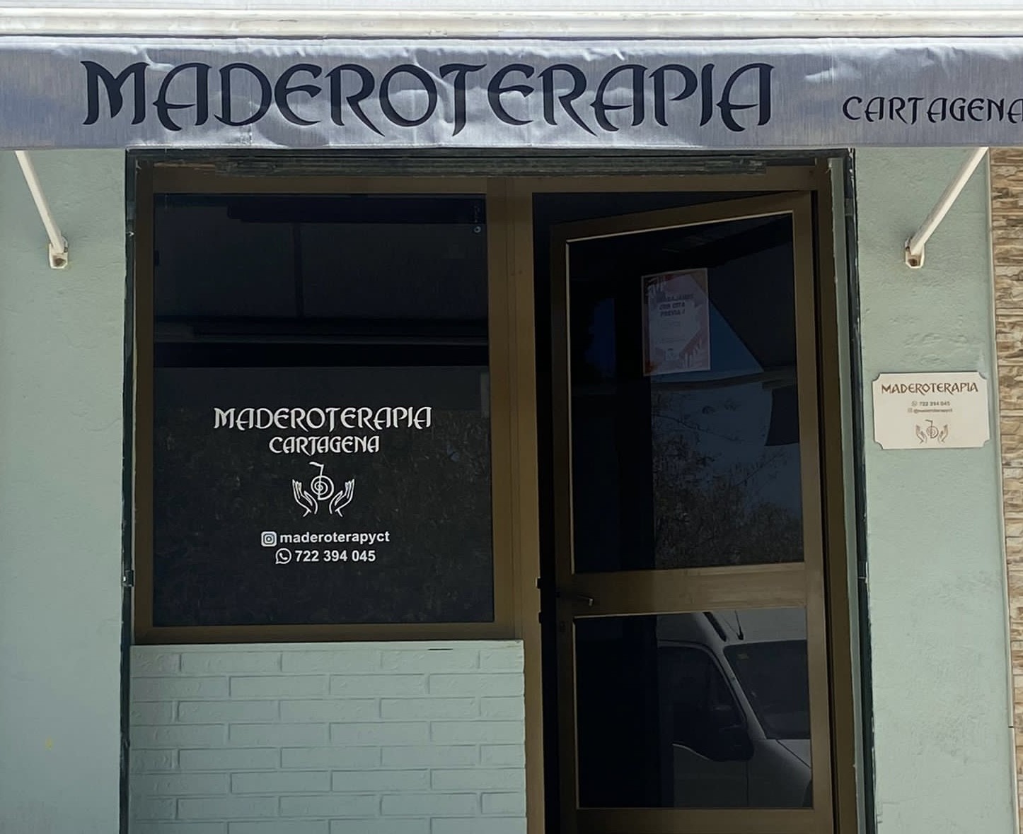 Fachada del centro con el toldo de Maderoterapia Cartagena